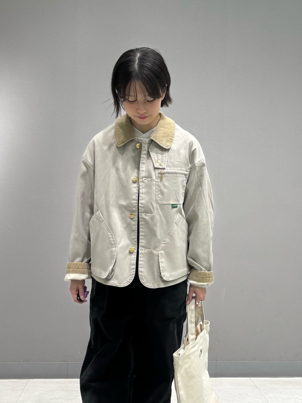 ベージュ系のテーラードジャケット、ベージュ系のショルダーバッグ、グレー系のTシャツ/カットソーを着用したレディースの冬コーディネートの3枚目の写真