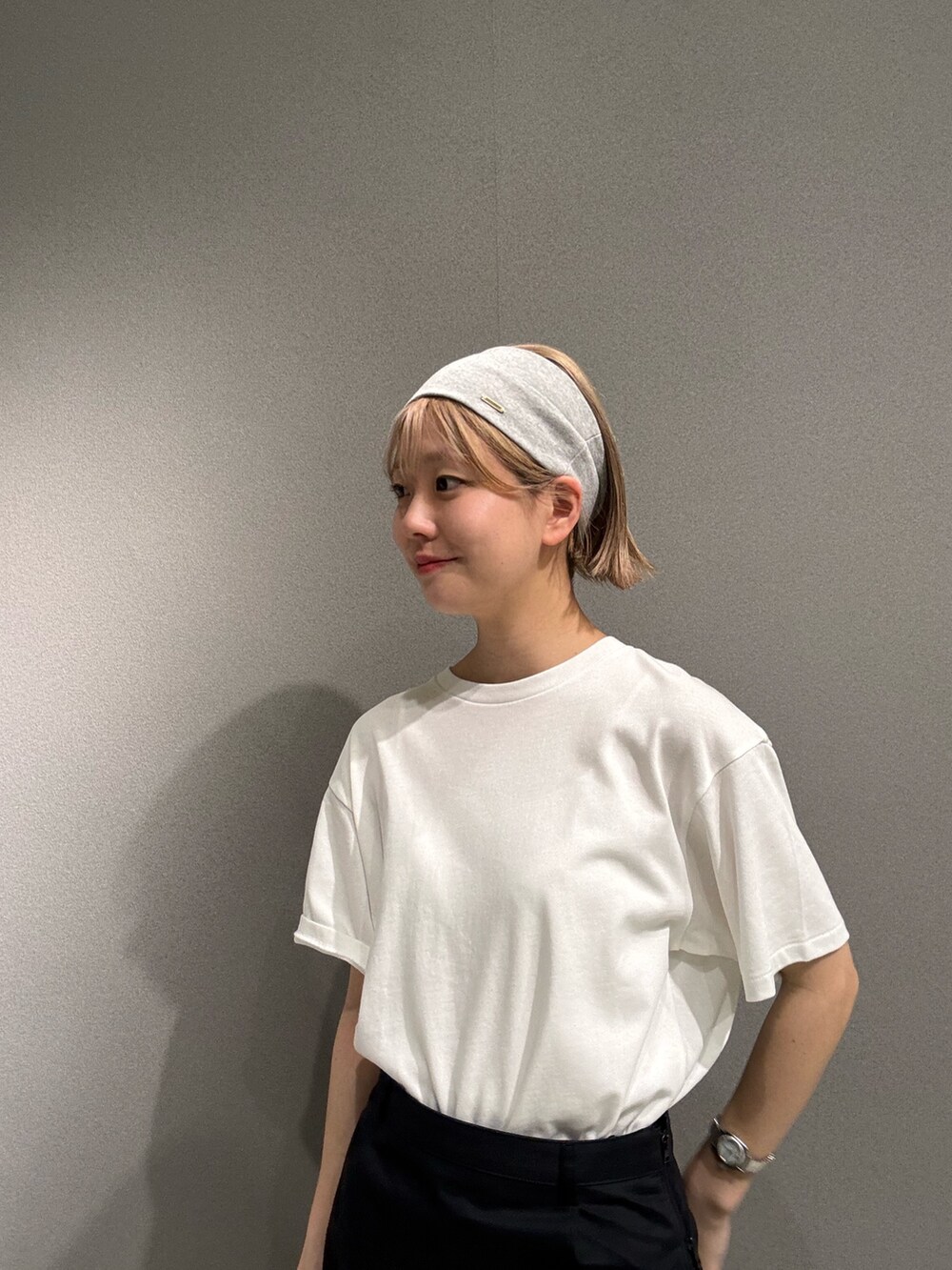 ブラック系のその他パンツ、ホワイト系のTシャツ/カットソー、ホワイト系のスニーカーを着用したレディースの春コーディネートの5枚目の写真