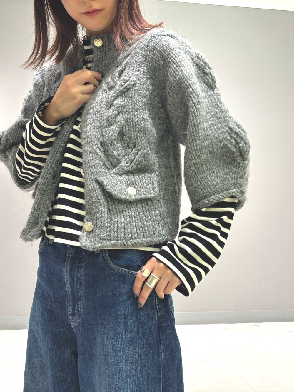 ブルー系のデニムパンツ、グレー系のカーディガン/ボレロ、ブラック系のTシャツ/カットソーを着用したレディースの秋コーディネートの8枚目の写真