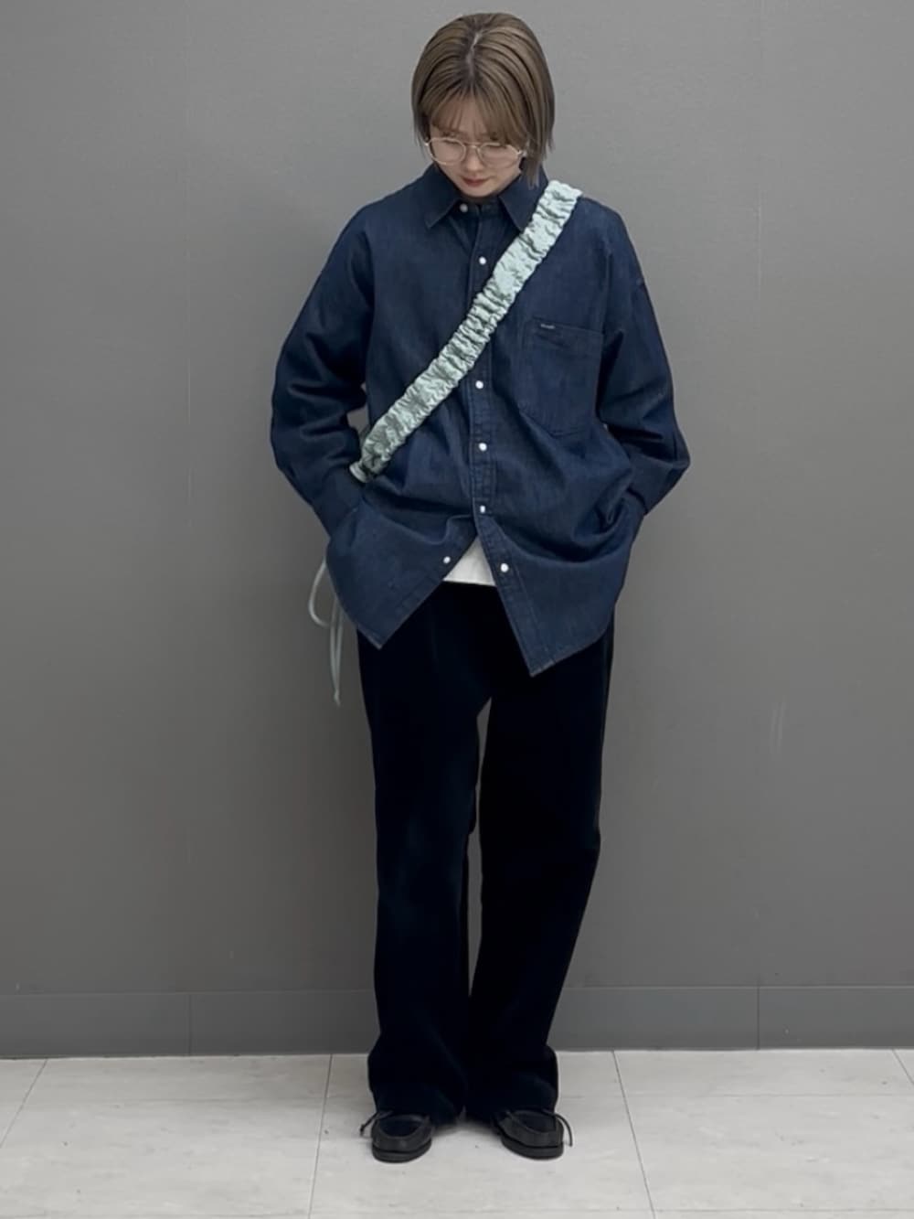 ブルー系のショルダーバッグ、ブルー系のシャツ/ブラウスを着用したレディースの冬コーディネートの3枚目の写真