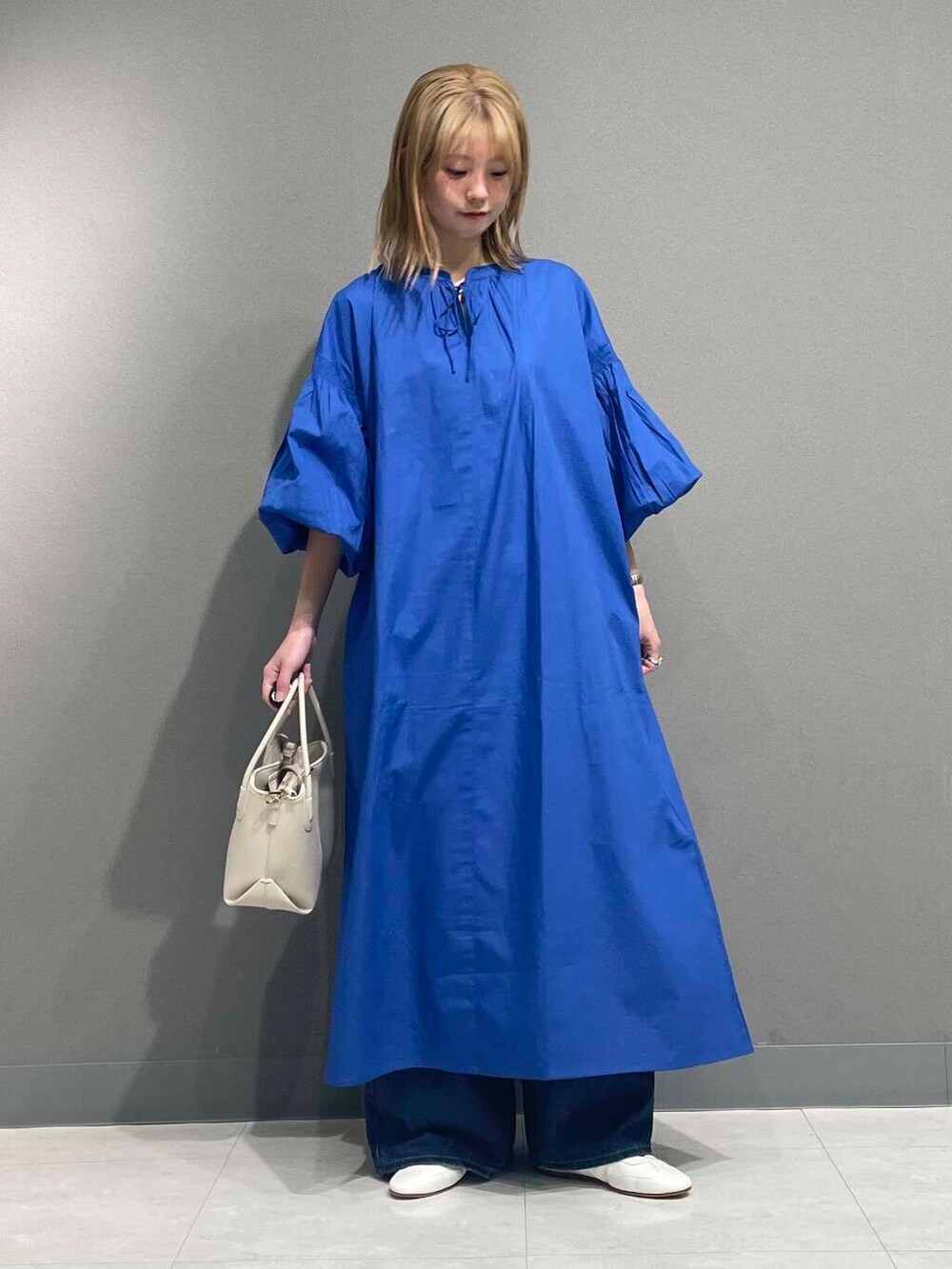「アーバンリサーチ、カジュアルコーデ、アーバンリサーチドアーズ、doors、20代、ドアーズ、160cm、ミディアムヘア、春カラーコーデ、骨格ナチュラル、lee101」｜「URBAN RESEARCH DOORSの2WAYハンドルバッグ（ショルダーバッグ、ホワイト系）」を使った、tskyuunaさん（レディース・160cm）の春コーディネートの3枚目の写真