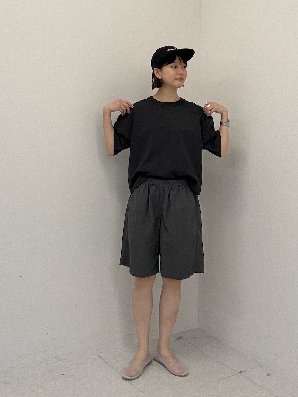 グレー系のTシャツ/カットソー、グレー系のその他パンツを着用したレディースの夏コーディネートの4枚目の写真
