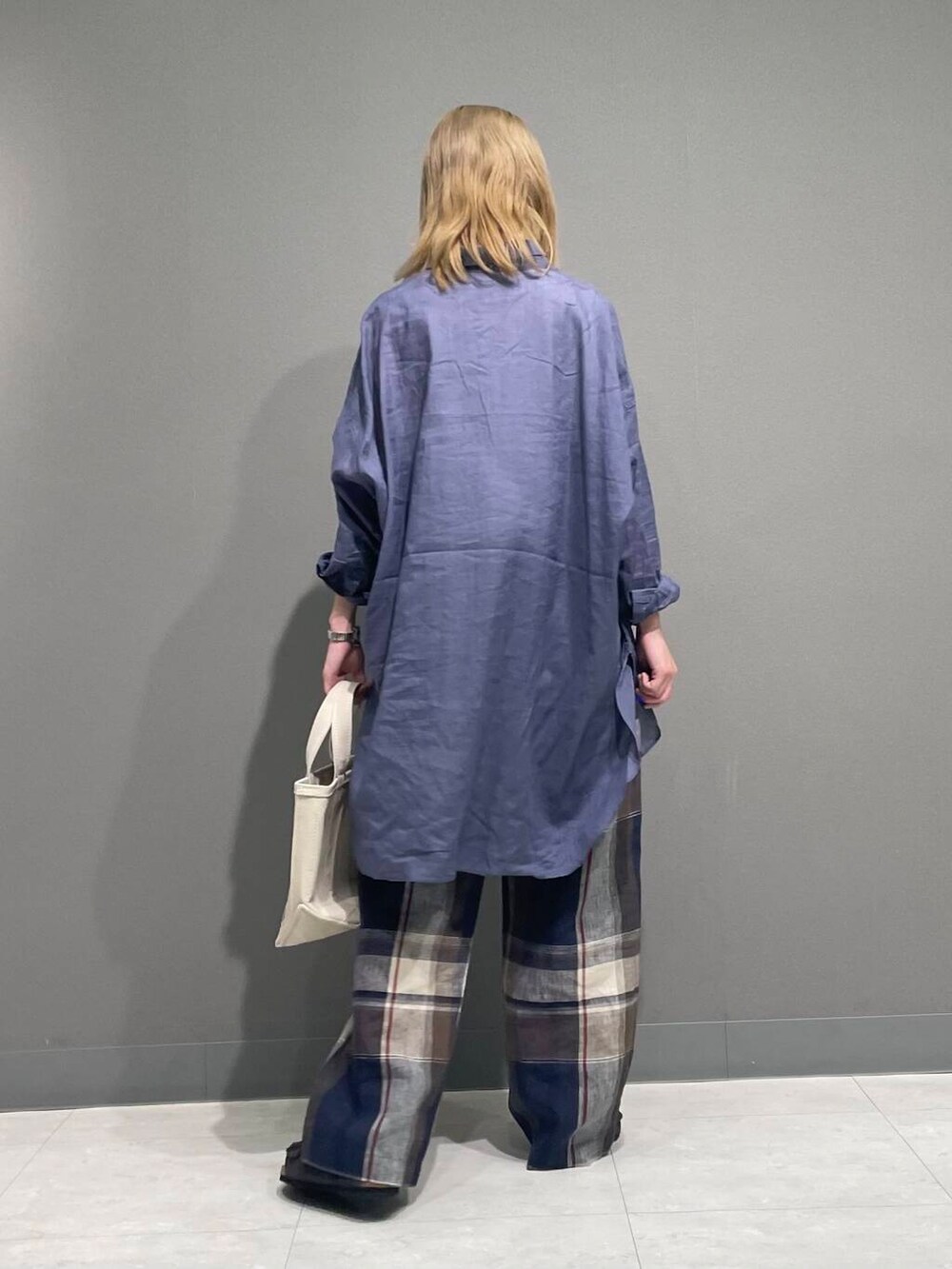 ブルー系のその他パンツ、ブルー系のシャツ/ブラウス、グレー系のサンダルを着用したレディースの春コーディネートの3枚目の写真