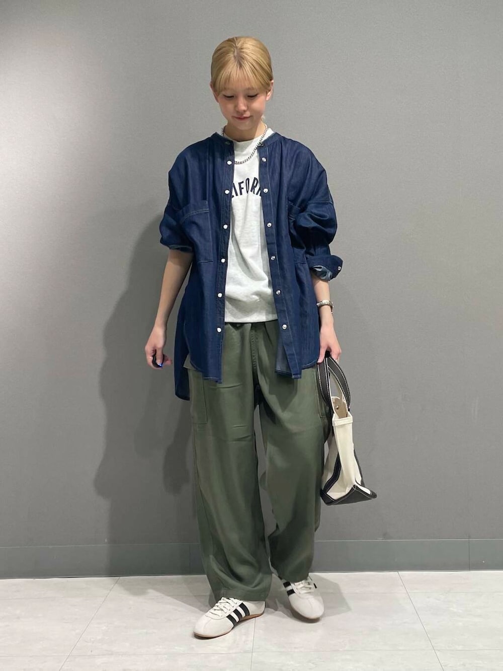 「アーバンリサーチ、カジュアルコーデ、スニーカーコーデ、アーバンリサーチドアーズ、デニムコーデ、doors、20代、ドアーズ、パンツコーデ、160cm、ミディアムヘア、骨格ナチュラル、ベーシックアイテムで作る最旬コーデ、骨格ナチュラル×カジュアル、私の推しデニムスタイル」｜「URBAN RESEARCHのdecor『デコール』　B Chou Chou（ヘアゴム、ホワイト系）」を使った、tskyuunaさん（レディース・160cm）の春コーディネートの7枚目の写真