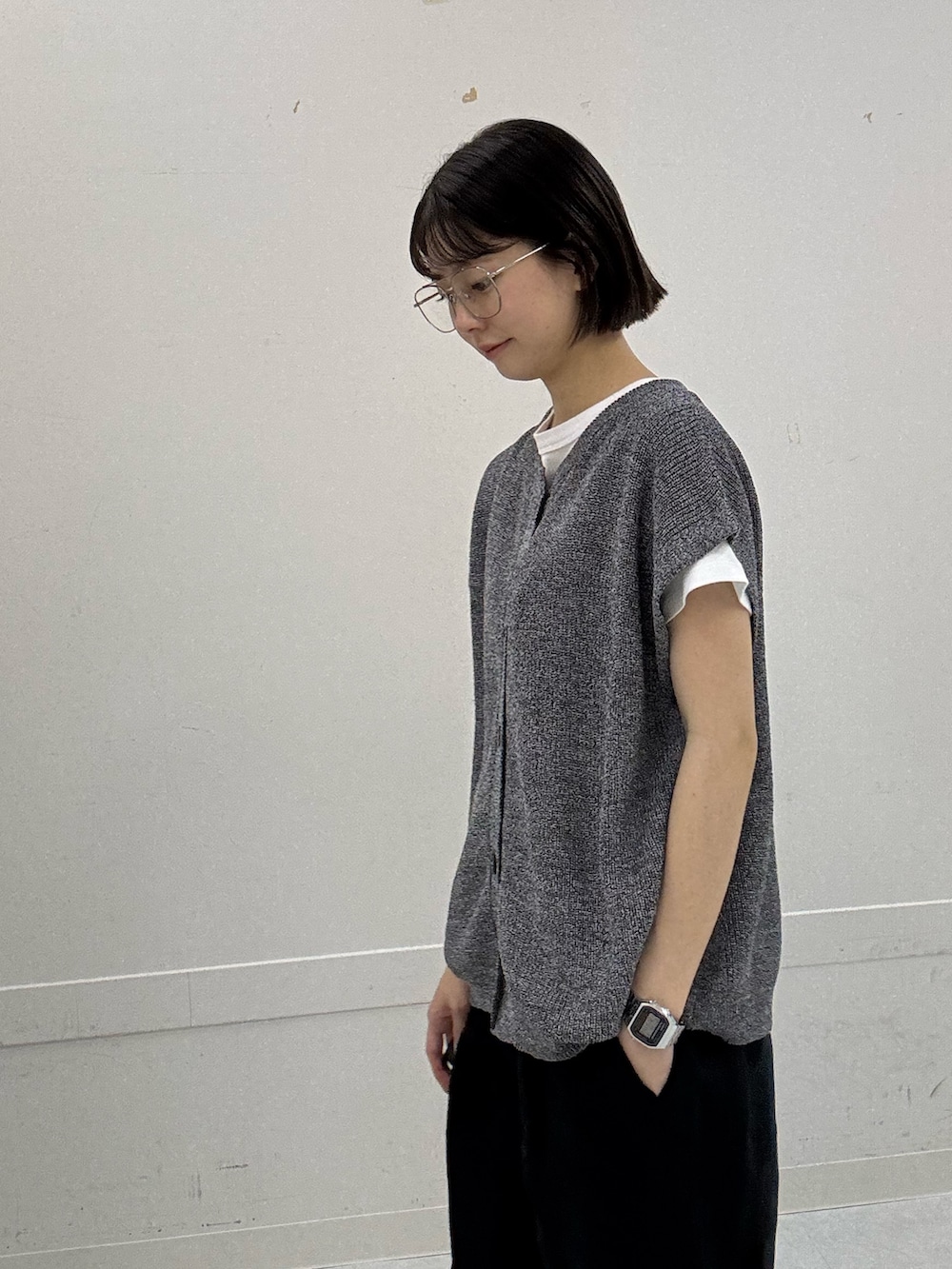 グレー系のベスト、ブラック系のその他パンツを着用したレディースの夏コーディネートの6枚目の写真