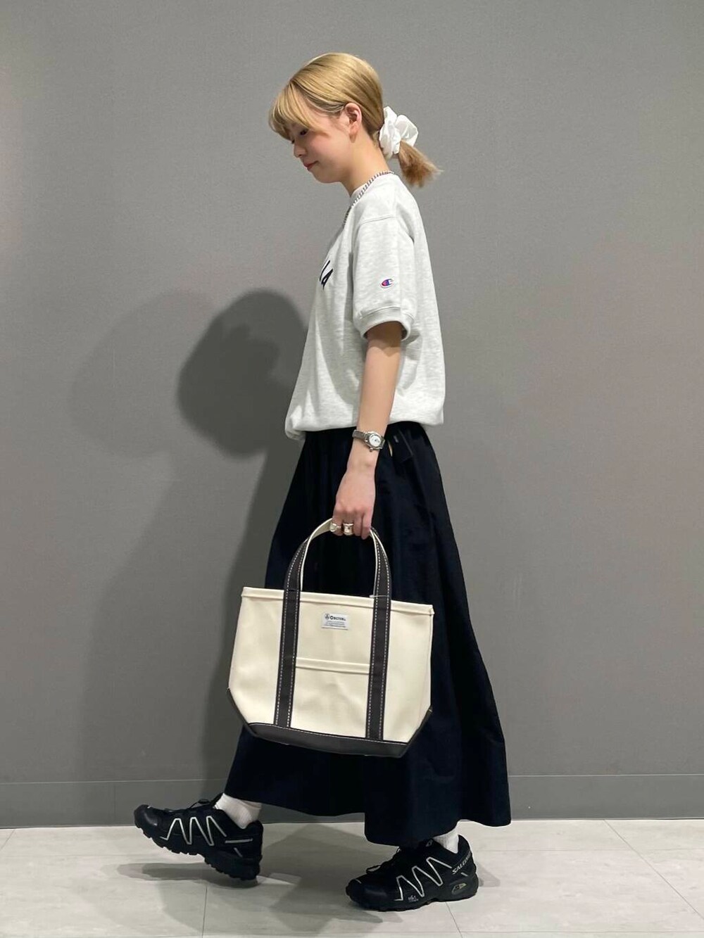 ブラック系のスカート、ホワイト系のヘアゴムを着用したレディースの春コーディネートの5枚目の写真