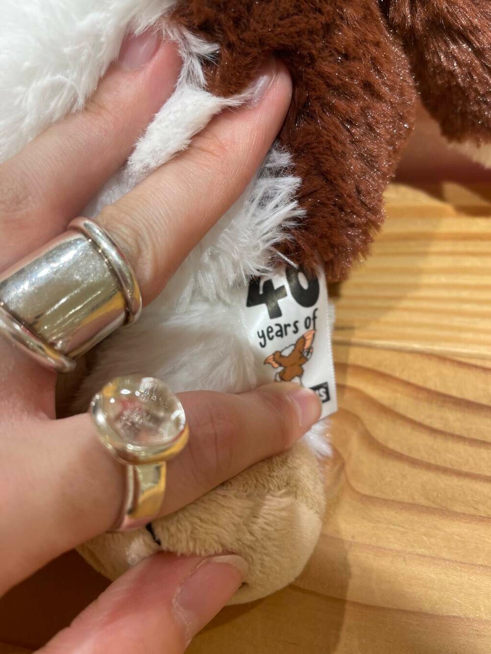 ブルー系のニット/セーター、その他のおもちゃを着用したレディースの冬コーディネートの4枚目の写真