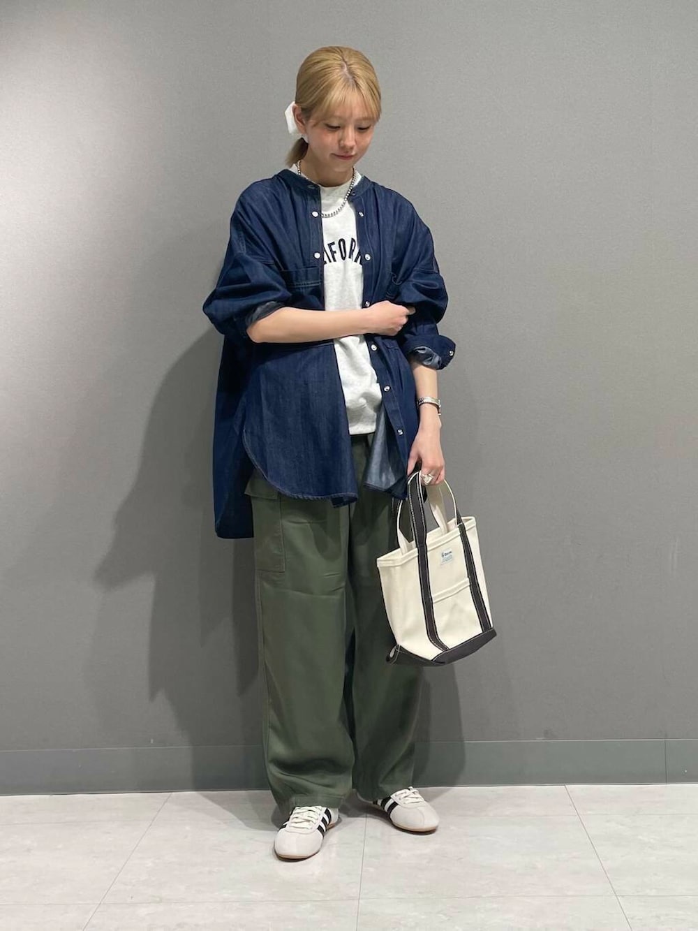 「アーバンリサーチ、カジュアルコーデ、スニーカーコーデ、アーバンリサーチドアーズ、デニムコーデ、doors、20代、ドアーズ、パンツコーデ、160cm、ミディアムヘア、骨格ナチュラル、ベーシックアイテムで作る最旬コーデ、骨格ナチュラル×カジュアル、私の推しデニムスタイル」｜「URBAN RESEARCHのdecor『デコール』　B Chou Chou（ヘアゴム、ホワイト系）」を使った、tskyuunaさん（レディース・160cm）の春コーディネートの6枚目の写真