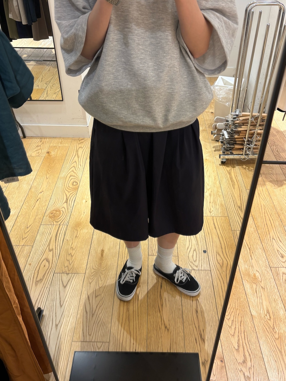 ブルー系のその他パンツ、グレー系のスウェットを着用したレディースの夏コーディネートの3枚目の写真