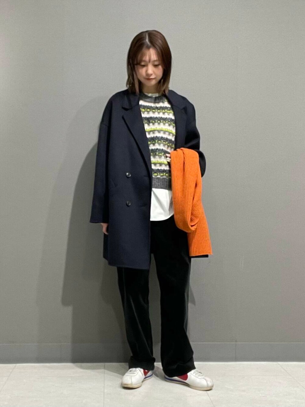 ブルー系のその他アウター、ブラック系のその他パンツ、グレー系のベストを着用したレディースの秋コーディネートの3枚目の写真