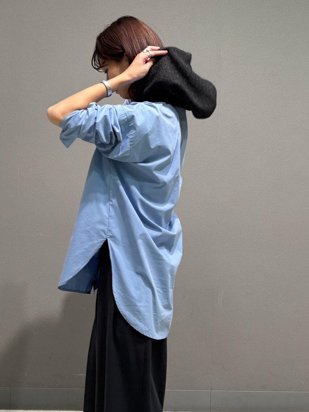 グレー系のマフラーを着用したレディースの秋コーディネートの2枚目の写真