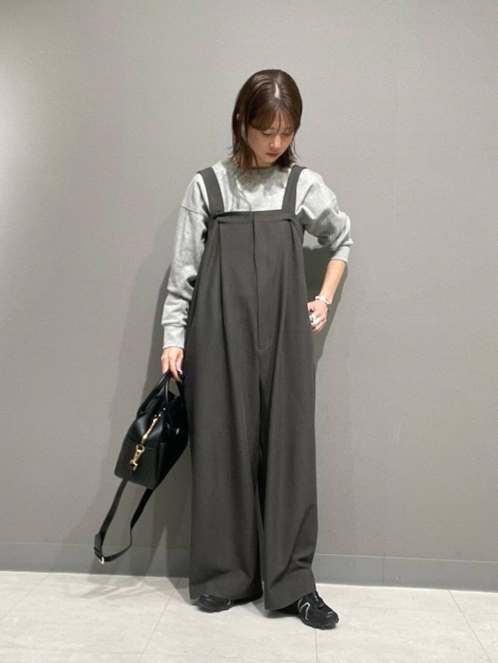 ブラック系のボストンバッグ、グレー系のサロペット/オーバーオール、グレー系のサロペット/オーバーオールを着用したレディースの冬コーディネートの4枚目の写真