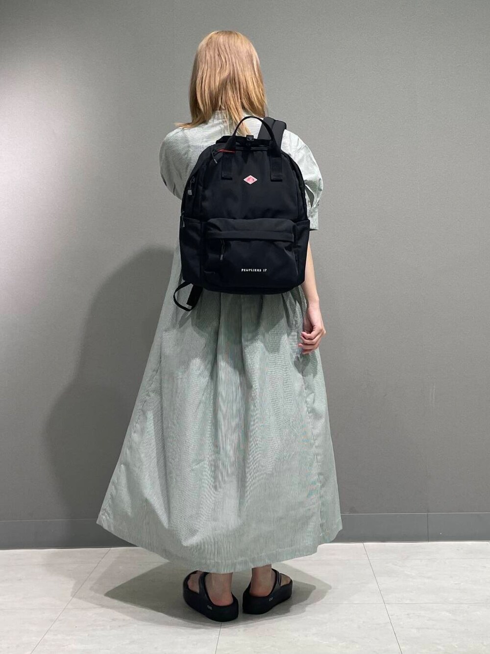 ブラック系のサンダル、グリーン系のワンピースを着用したレディースの夏コーディネートの4枚目の写真