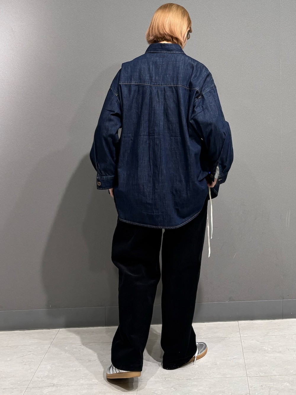 ブルー系のシャツ/ブラウス、シルバー系のスニーカーを着用したレディースの冬コーディネートの2枚目の写真