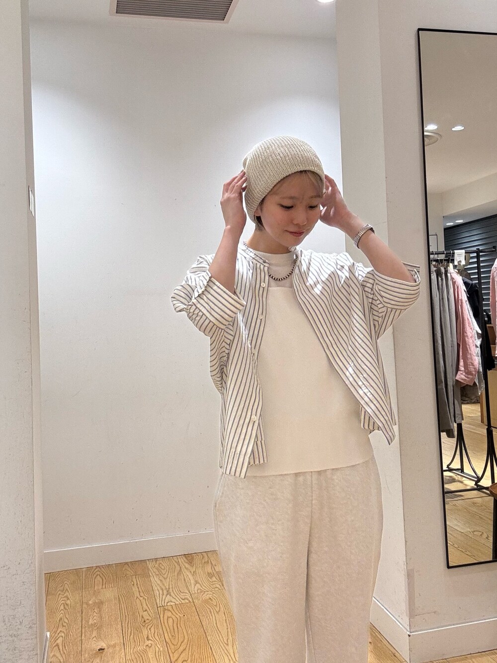 ホワイト系のタンクトップ、ホワイト系のTシャツ/カットソー、グレー系のその他パンツを着用したレディースの春コーディネートの4枚目の写真