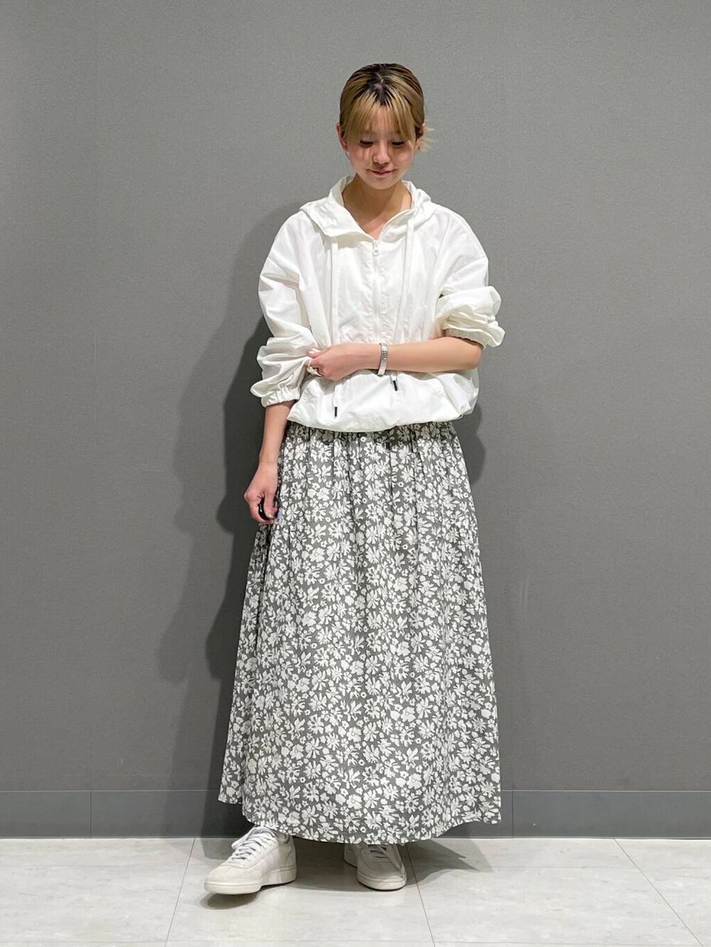 「アーバンリサーチ、スニーカーコーデ、アーバンリサーチドアーズ、doors、ドアーズ、160cm、骨格ナチュラル」｜「URBAN RESEARCH DOORSの撥水アノラックパーカー（パーカー、ホワイト系）」を使った、tskyuunaさん（レディース・160cm）の春コーディネートの4枚目の写真