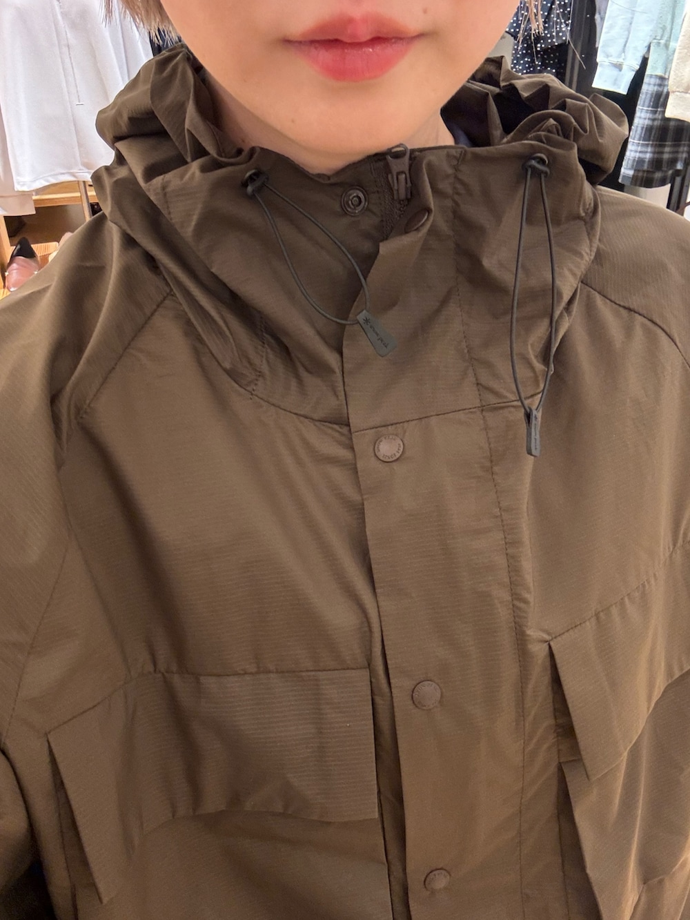 ブラウン系のテーラードジャケットを着用したレディースの冬コーディネートの3枚目の写真