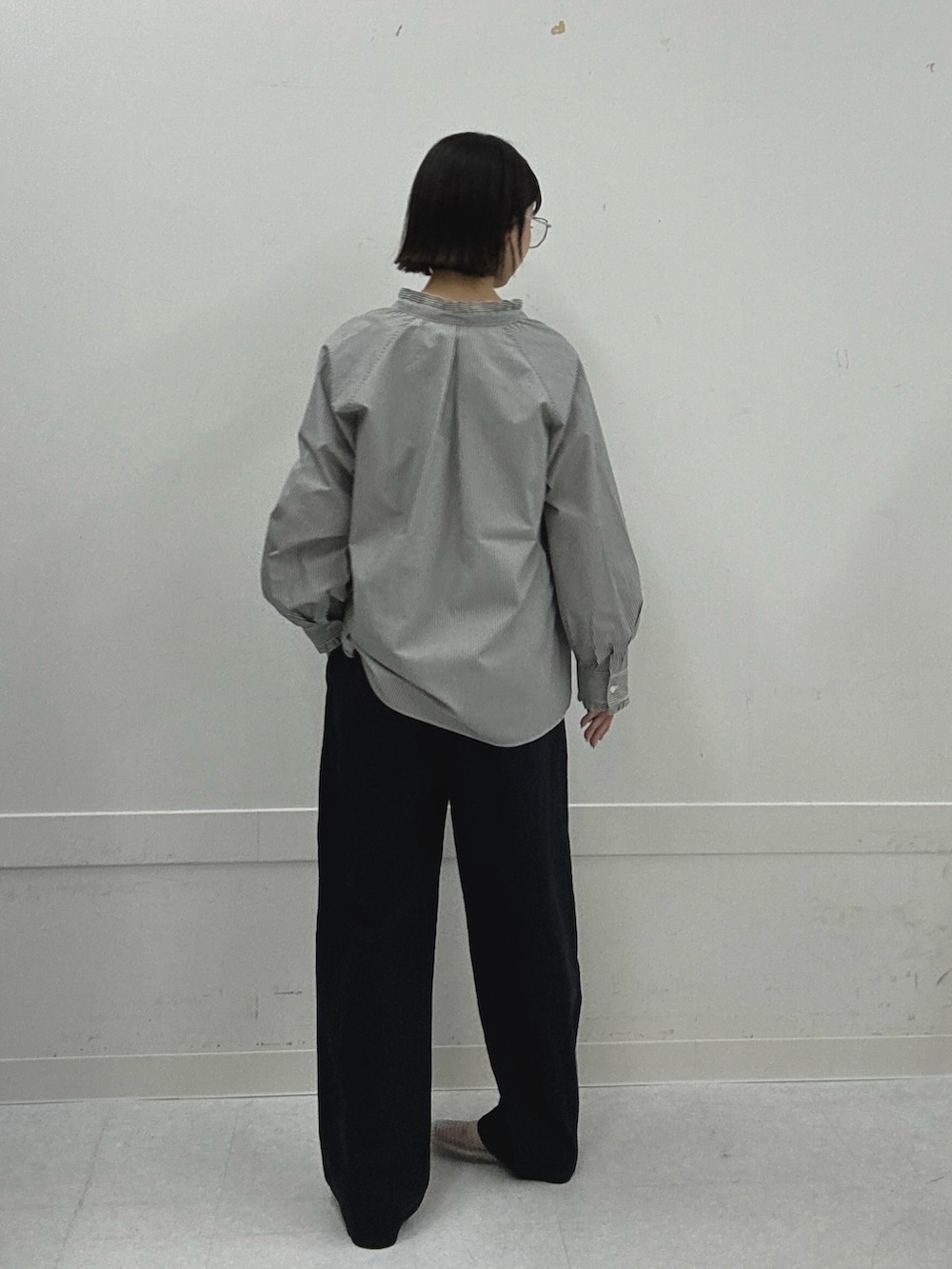 ブラック系のシャツ/ブラウス、ブラック系のその他パンツ、その他のバレエシューズを着用したレディースの夏コーディネートの2枚目の写真