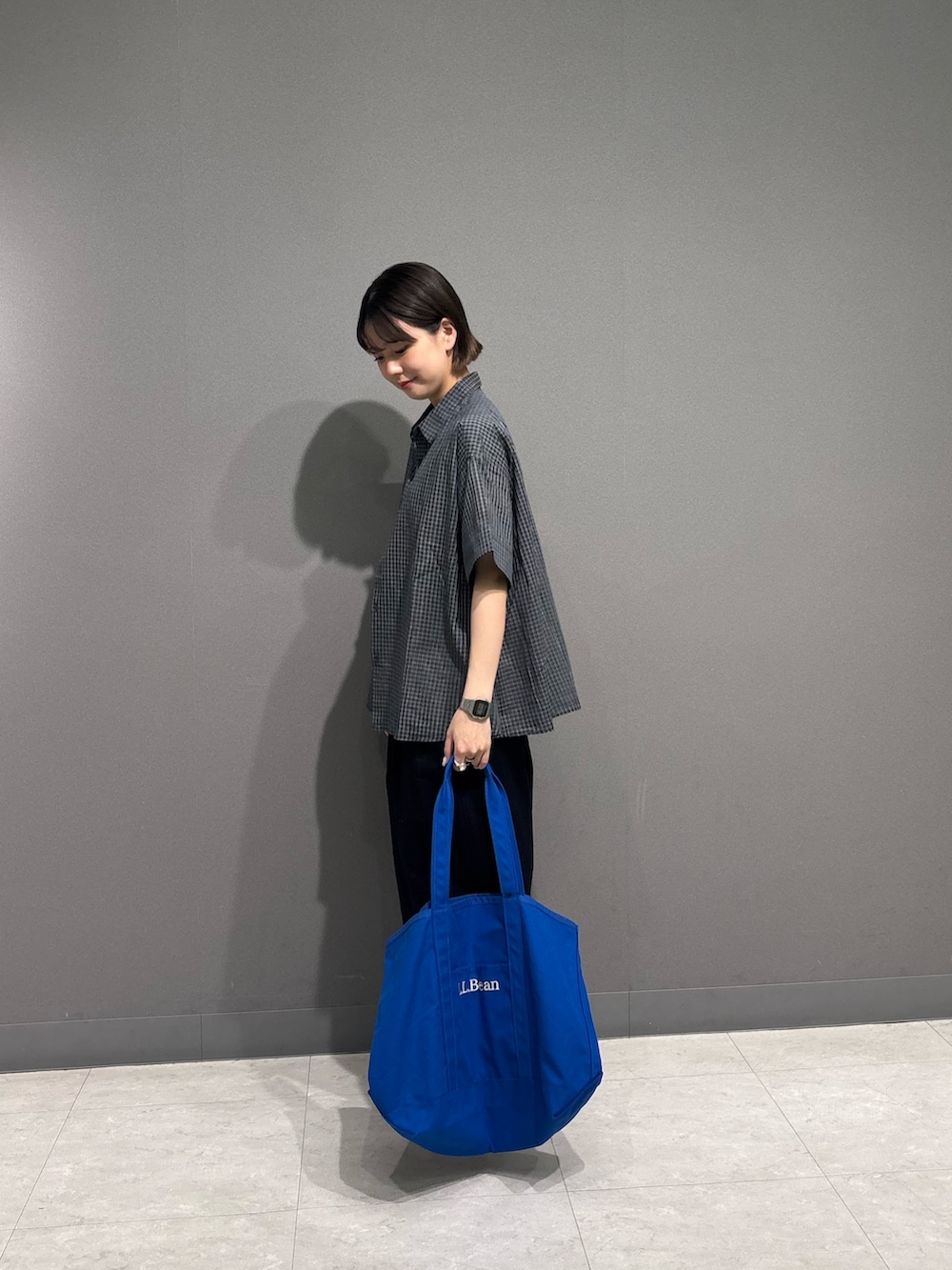ブルー系のシャツ/ブラウス、ブラック系のその他パンツ、ブルー系のトートバッグを着用したレディースの夏コーディネートの4枚目の写真