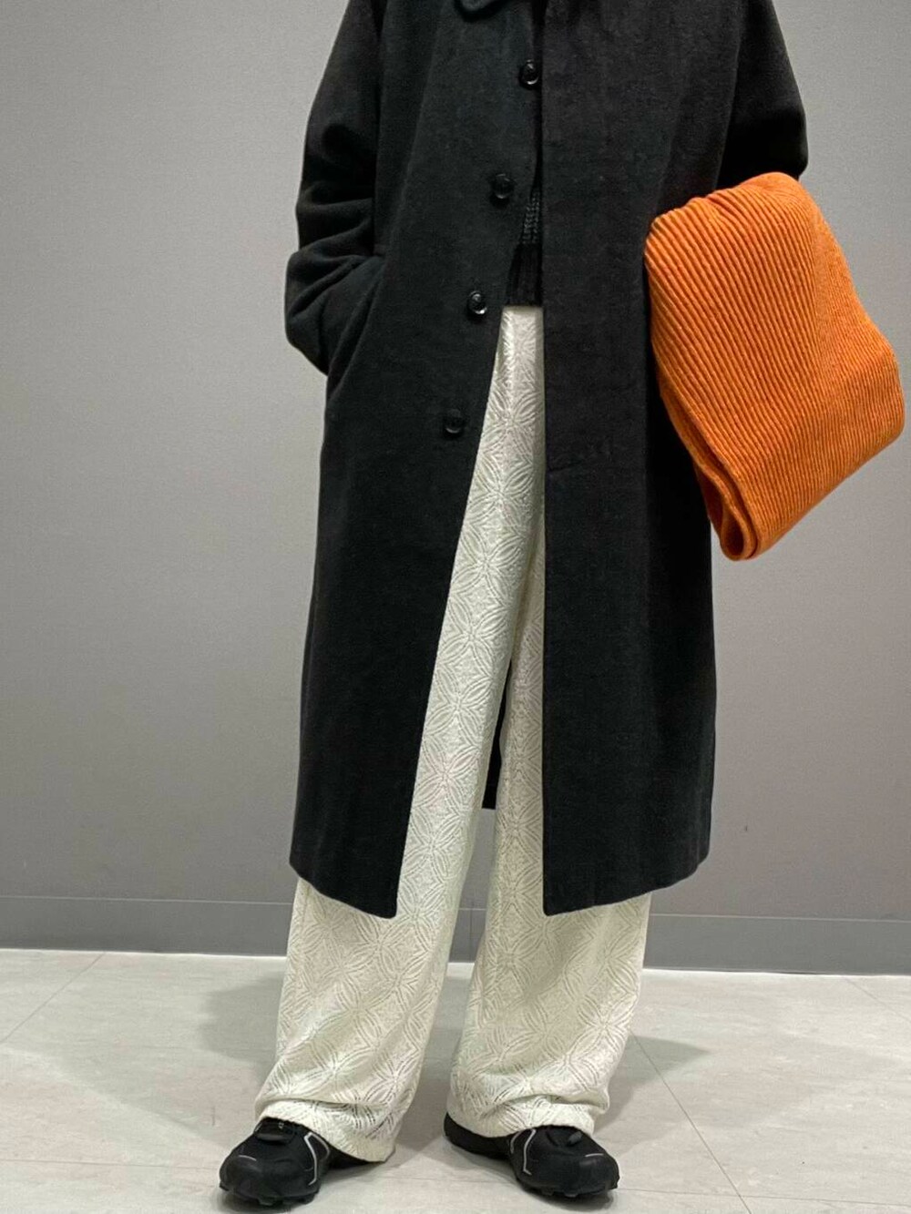 グレー系のその他アウター、グレー系のベスト、ホワイト系のその他パンツを着用したレディースの冬コーディネートの5枚目の写真