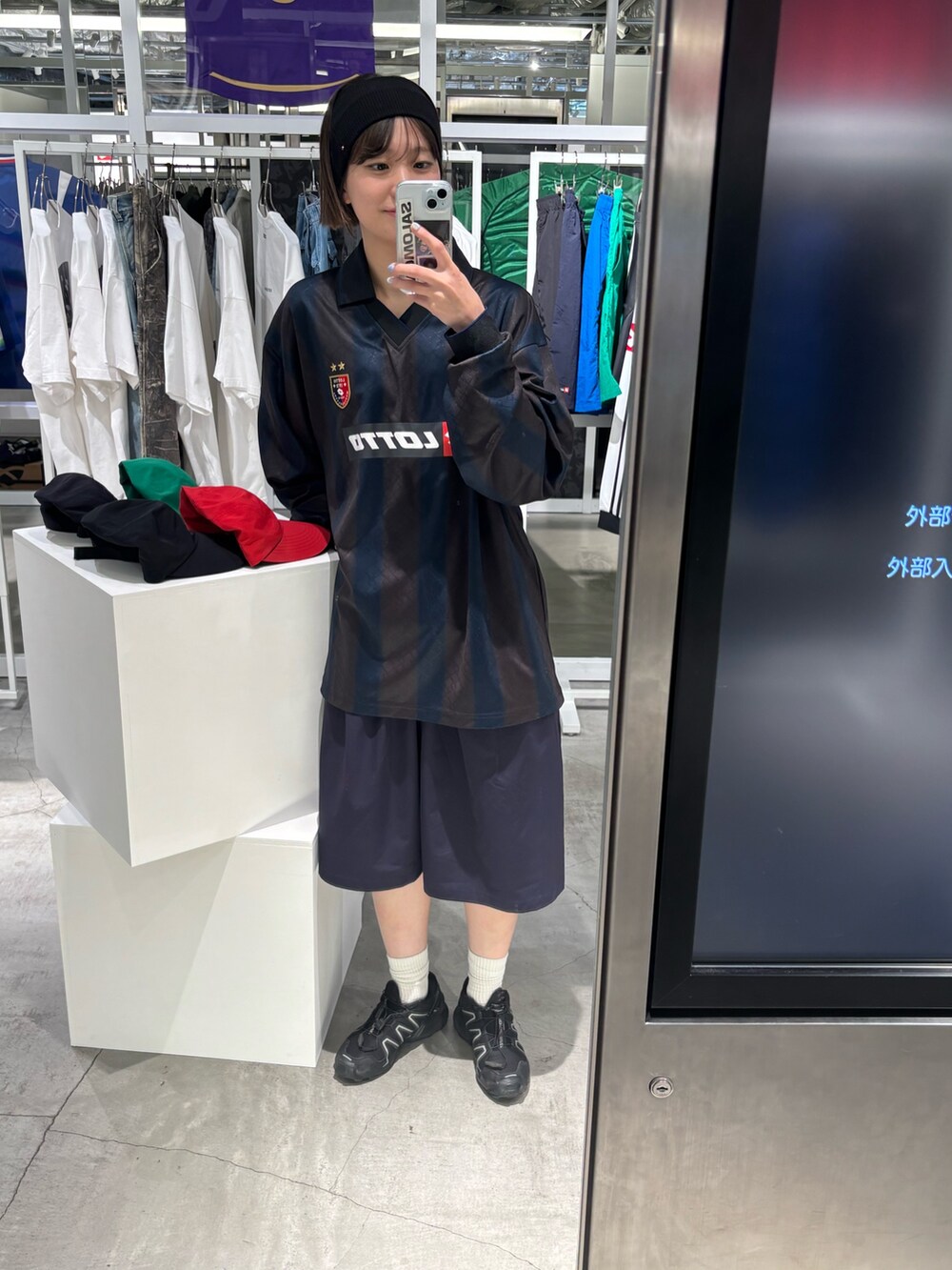 ブルー系のその他パンツ、ブラック系のTシャツ/カットソーを着用したレディースの夏コーディネートの3枚目の写真