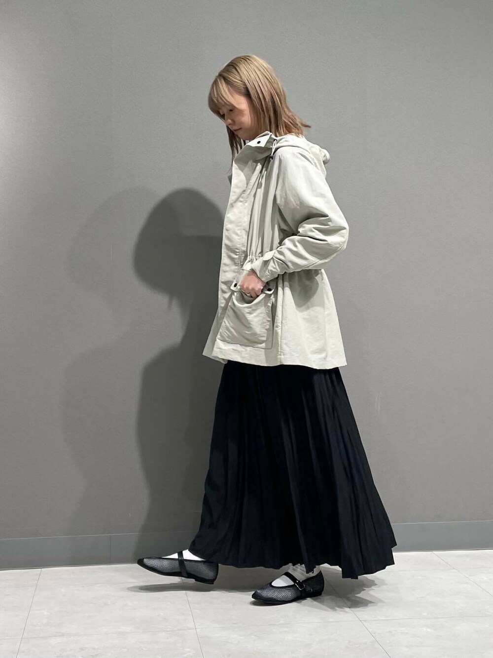 グレー系のTシャツ/カットソー、ベージュ系のマウンテンパーカーを着用したレディースの春コーディネートの6枚目の写真