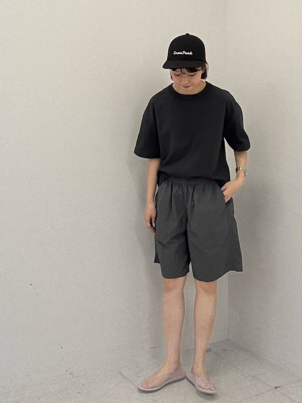 グレー系のTシャツ/カットソー、グレー系のその他パンツを着用したレディースの夏コーディネートの5枚目の写真