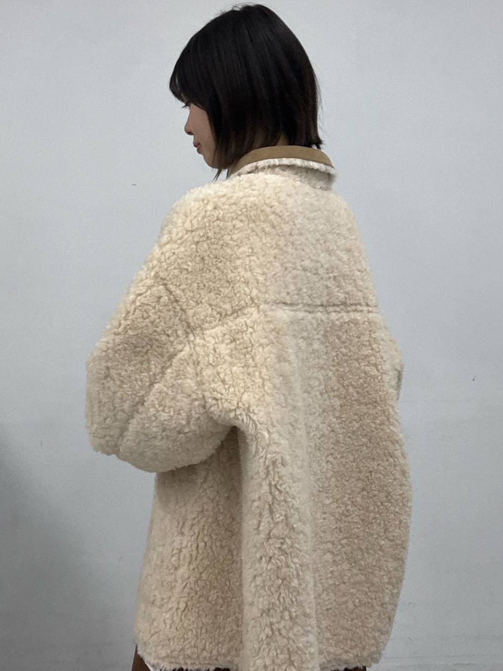 ブラウン系のその他アウター、ブラウン系のその他パンツ、ブラウン系のその他シューズを着用したレディースの秋コーディネートの6枚目の写真