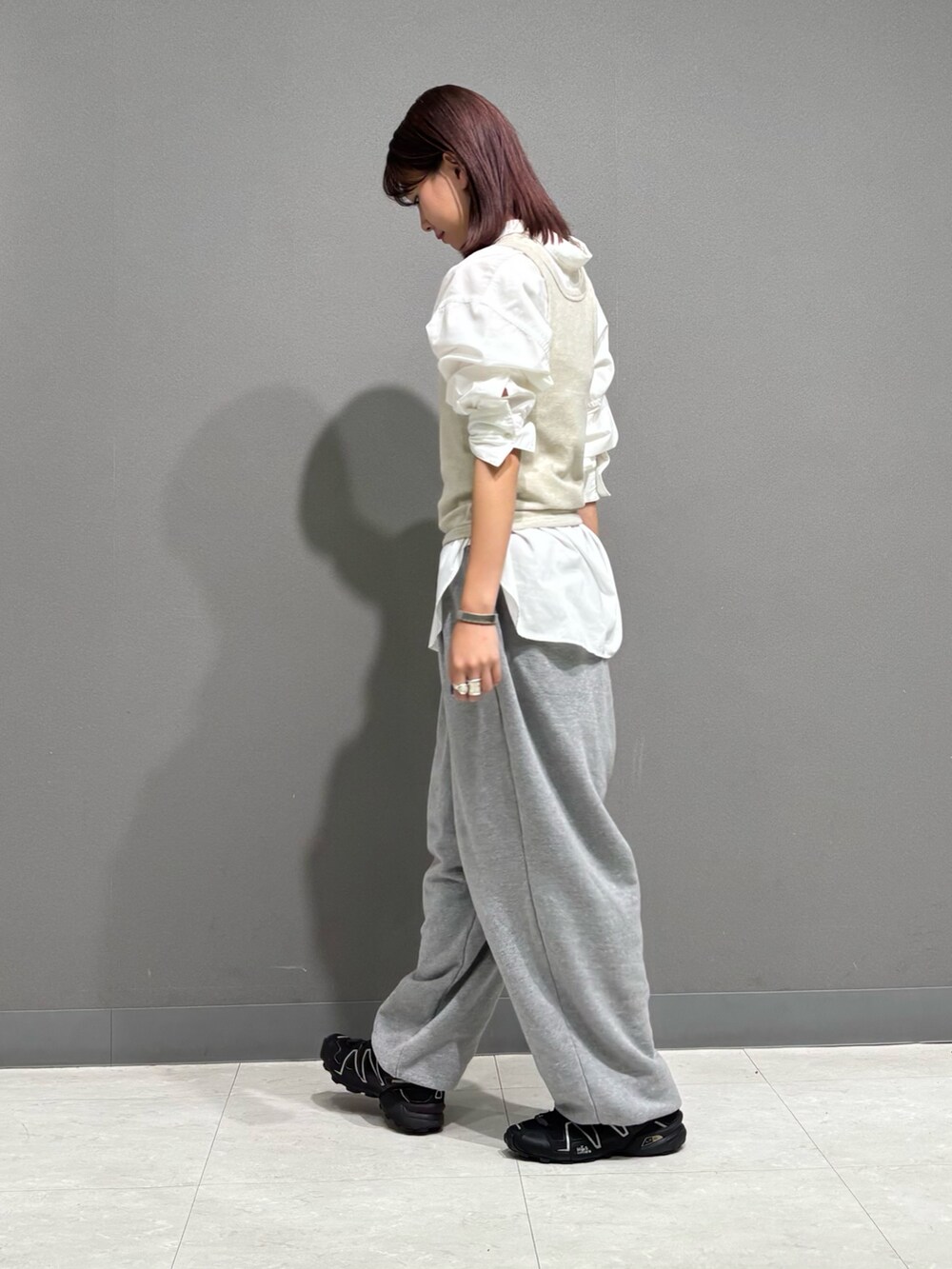 グレー系のスカート、グレー系のスウェットパンツを着用したレディースの秋コーディネートの5枚目の写真