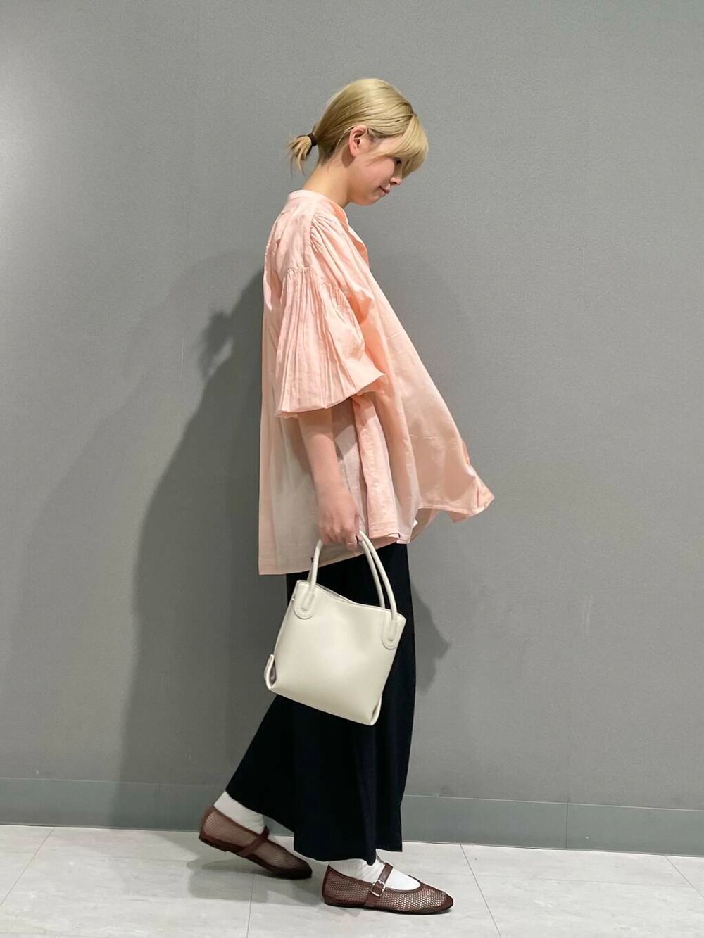ホワイト系のショルダーバッグ、ピンク系のシャツ/ブラウスを着用したレディースの春コーディネートの7枚目の写真