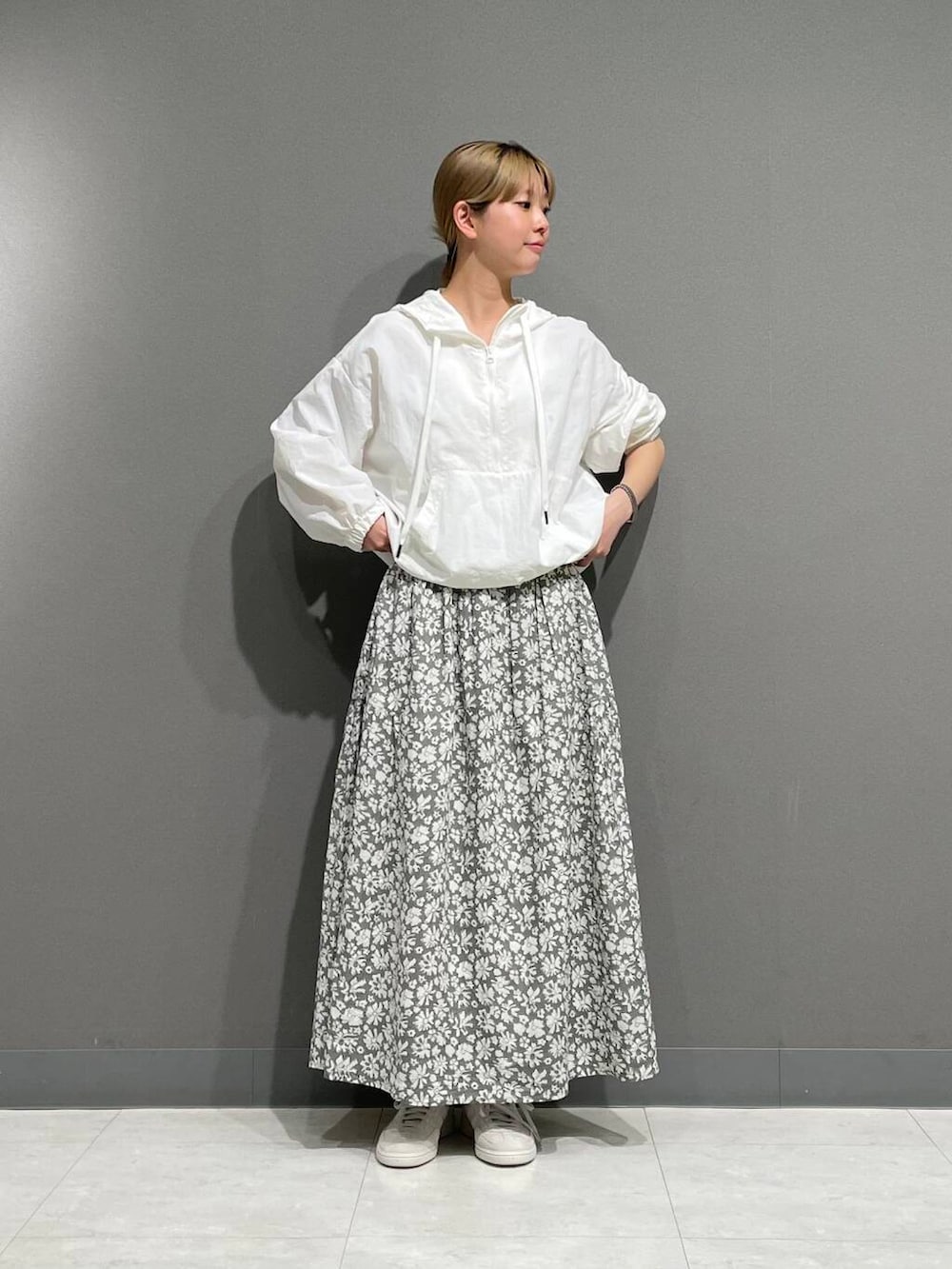 「アーバンリサーチ、スニーカーコーデ、アーバンリサーチドアーズ、doors、ドアーズ、160cm、骨格ナチュラル」｜「URBAN RESEARCH DOORSの撥水アノラックパーカー（パーカー、ホワイト系）」を使った、tskyuunaさん（レディース・160cm）の春コーディネートの2枚目の写真