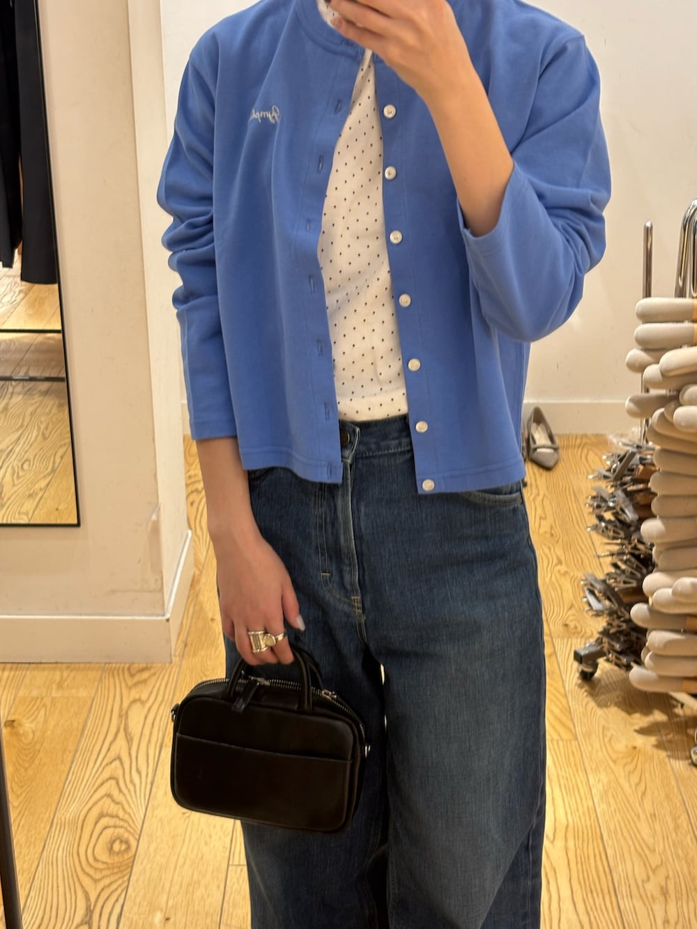 ホワイト系のTシャツ/カットソー、ブルー系のカーディガン/ボレロ、ブルー系のデニムパンツを着用したレディースの春コーディネートの3枚目の写真