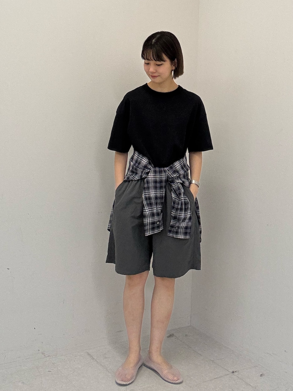ブラック系のTシャツ/カットソー、ブラック系のシャツ/ブラウス、グレー系のその他パンツを着用したレディースの夏コーディネートの2枚目の写真