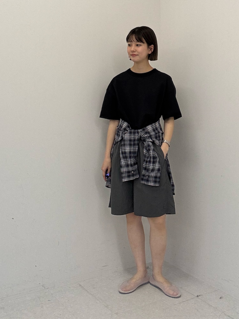 ブラック系のTシャツ/カットソー、ブラック系のシャツ/ブラウス、グレー系のその他パンツを着用したレディースの夏コーディネートの3枚目の写真