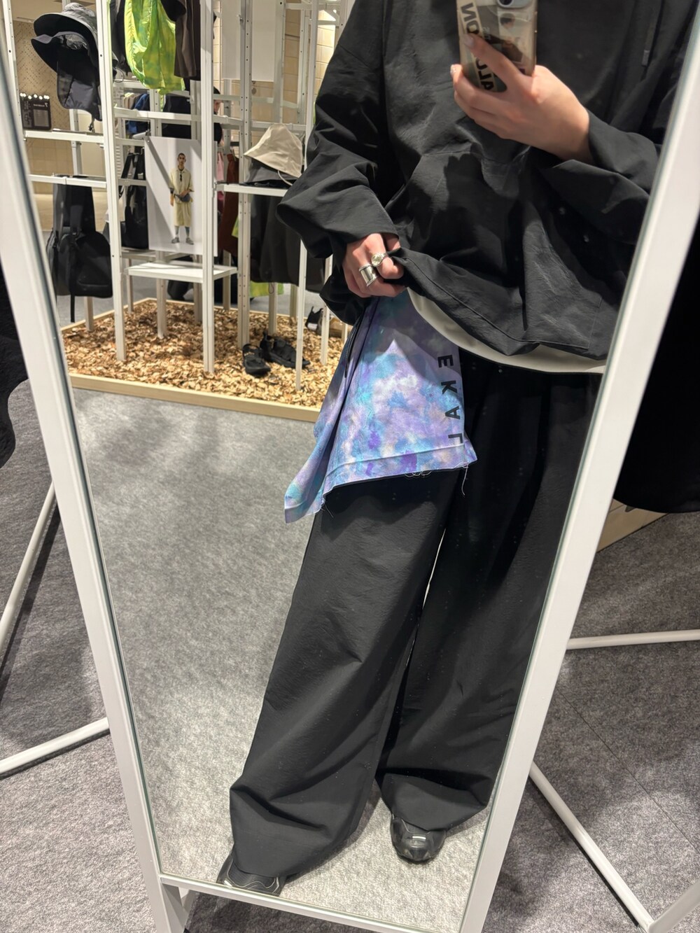 ブラック系のその他アウター、ブラック系のその他パンツを着用したレディースの春コーディネートの4枚目の写真