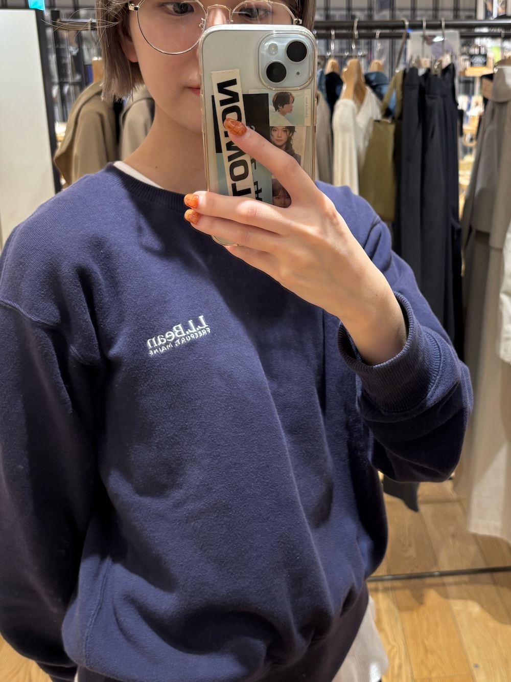 ブルー系のTシャツ/カットソーを着用したレディースの冬コーディネートの3枚目の写真