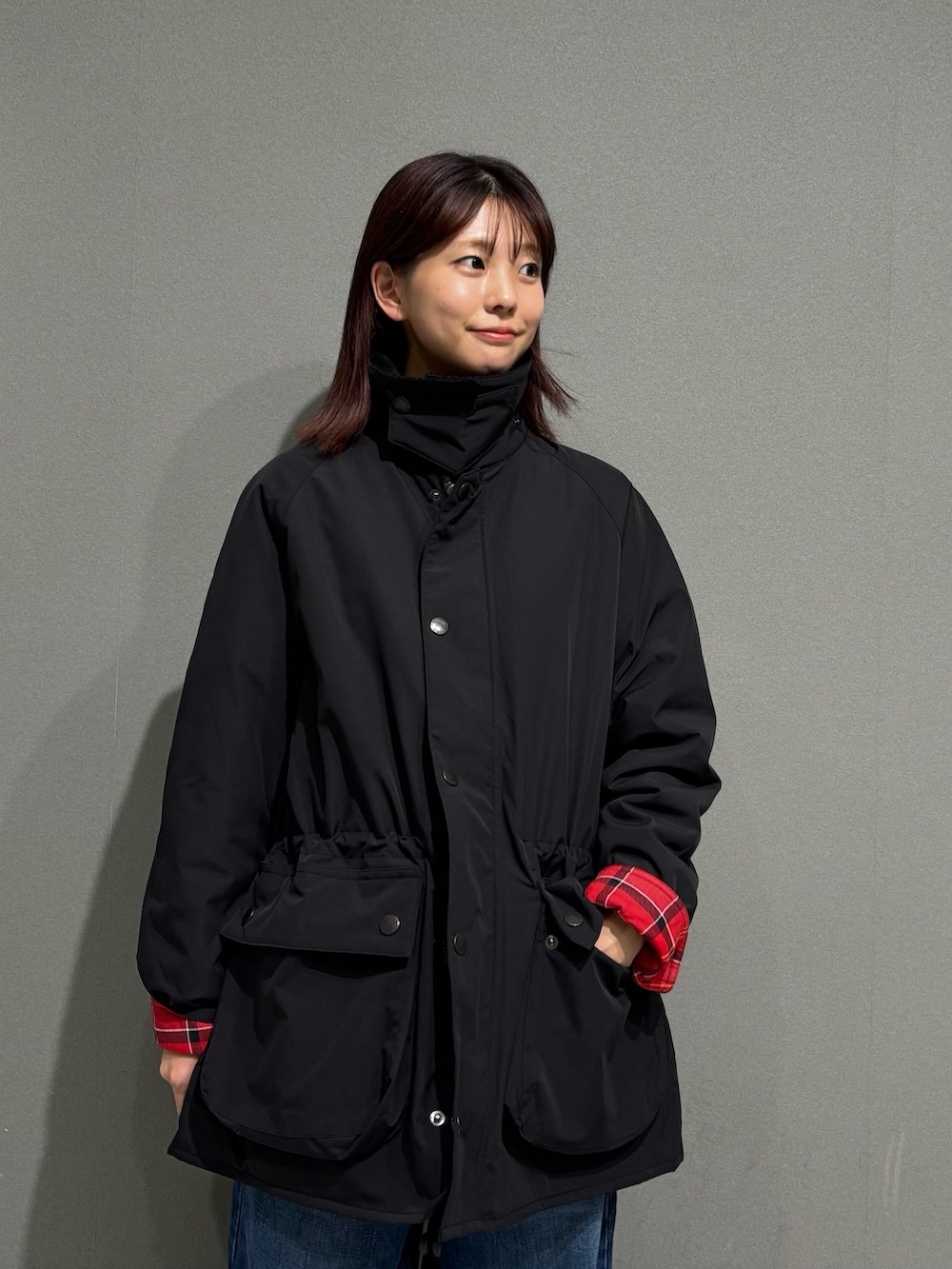 ブラック系のその他アウター、ブラック系のTシャツ/カットソー、ブルー系のデニムパンツを着用したレディースの秋コーディネートの10枚目の写真