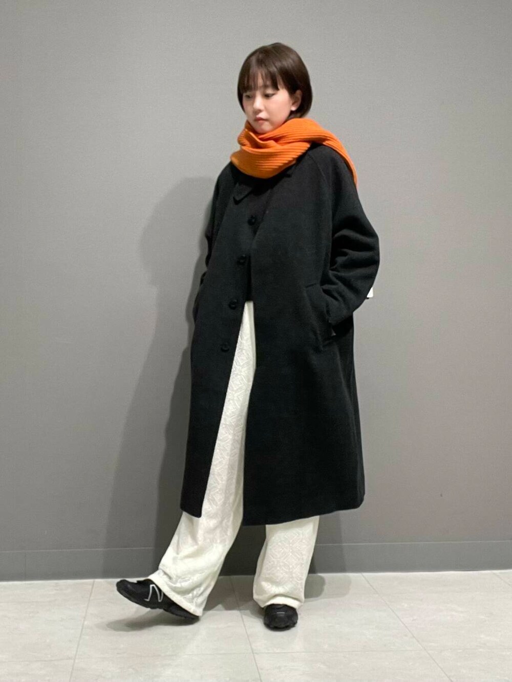 グレー系のその他アウター、グレー系のベスト、ホワイト系のその他パンツを着用したレディースの冬コーディネートの3枚目の写真