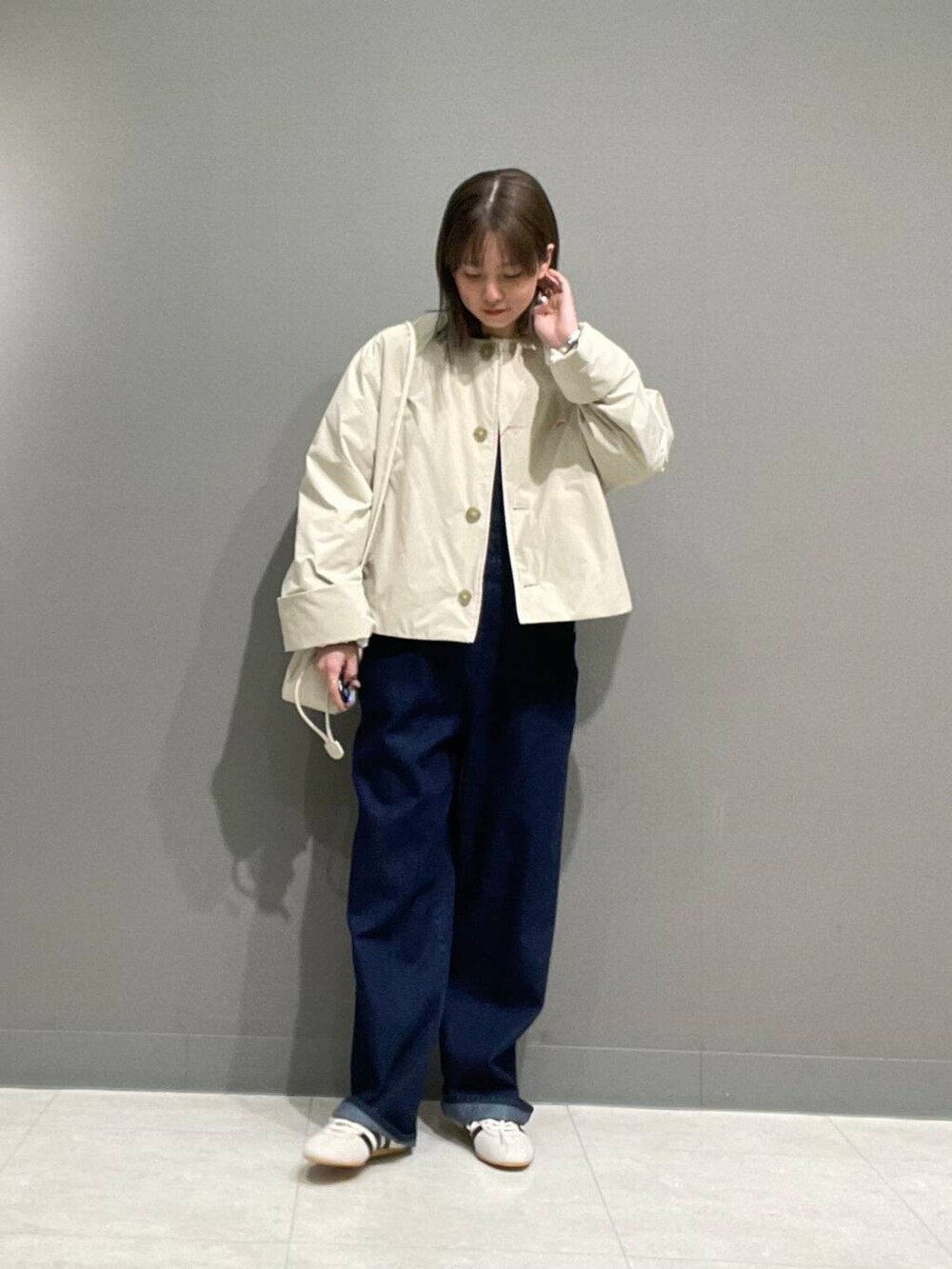 「アーバンリサーチ、カジュアルコーデ、スニーカーコーデ、アーバンリサーチドアーズ、デニムコーデ、doors、20代、ドアーズ、パンツコーデ、160cm、ミディアムヘア、骨格ナチュラル、ベーシックアイテムで作る最旬コーデ、春のジャケットスタイル」|「URBAN RESEARCH DOORSのDenim Jacket(デニムジャケット、ブルー系)」を使った、tskyuunaさん(レディース・160cm)の冬コーディネートの5枚目の写真