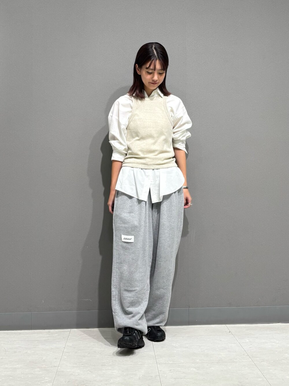 グレー系のスカート、グレー系のスウェットパンツを着用したレディースの秋コーディネートの8枚目の写真