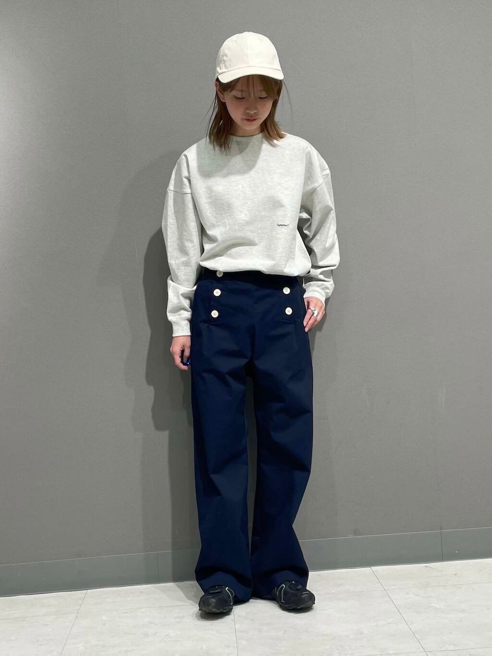「アーバンリサーチ、カジュアルコーデ、スニーカーコーデ、アーバンリサーチドアーズ、doors、20代、ドアーズ、パンツコーデ、160cm、ミディアムヘア、骨格ナチュラル、ベーシックアイテムで作る最旬コーデ、骨格ナチュラル×カジュアル」｜「URBAN RESEARCH DOORSのツイルキャップ（キャップ、ホワイト系）」を使った、tskyuunaさん（レディース・160cm）の冬コーディネートの4枚目の写真