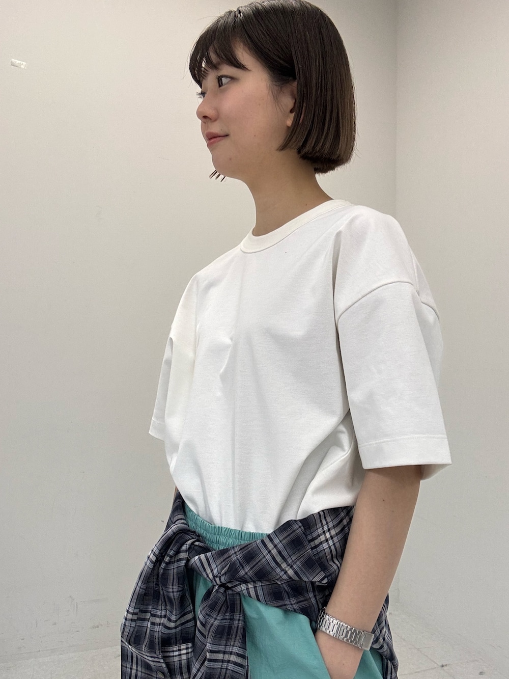 ブラック系のシャツ/ブラウス、ホワイト系のTシャツ/カットソー、グリーン系のその他パンツを着用したレディースの夏コーディネートの2枚目の写真