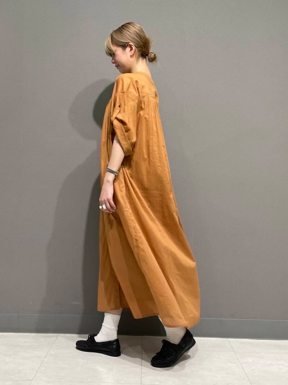 オレンジ系のワンピースを着用したレディースの春コーディネートの5枚目の写真