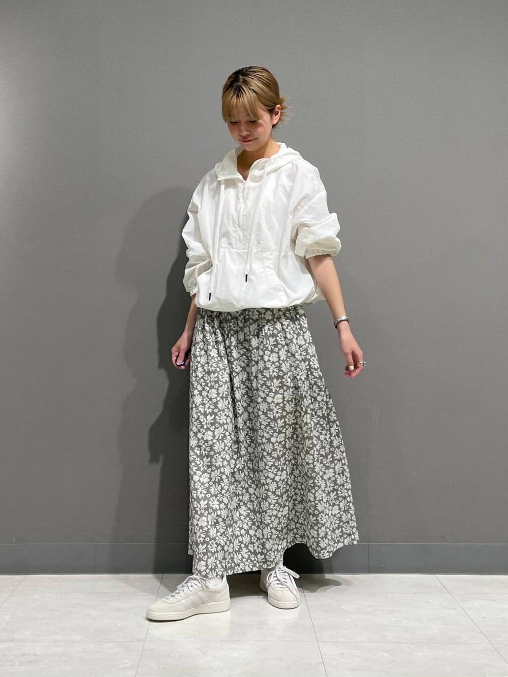 「アーバンリサーチ、スニーカーコーデ、アーバンリサーチドアーズ、doors、ドアーズ、160cm、骨格ナチュラル」｜「URBAN RESEARCH DOORSの撥水アノラックパーカー（パーカー、ホワイト系）」を使った、tskyuunaさん（レディース・160cm）の春コーディネートの5枚目の写真
