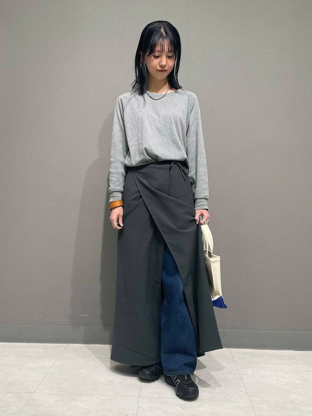 「アーバンリサーチ、アーバンリサーチドアーズ、doors、20代、ドアーズ、160cm、骨格ナチュラル、lee101」｜「LAATOのlayered apron onepiece（ワンピース、グレー系）」を使った、tskyuunaさん（レディース・160cm）の春コーディネートの3枚目の写真