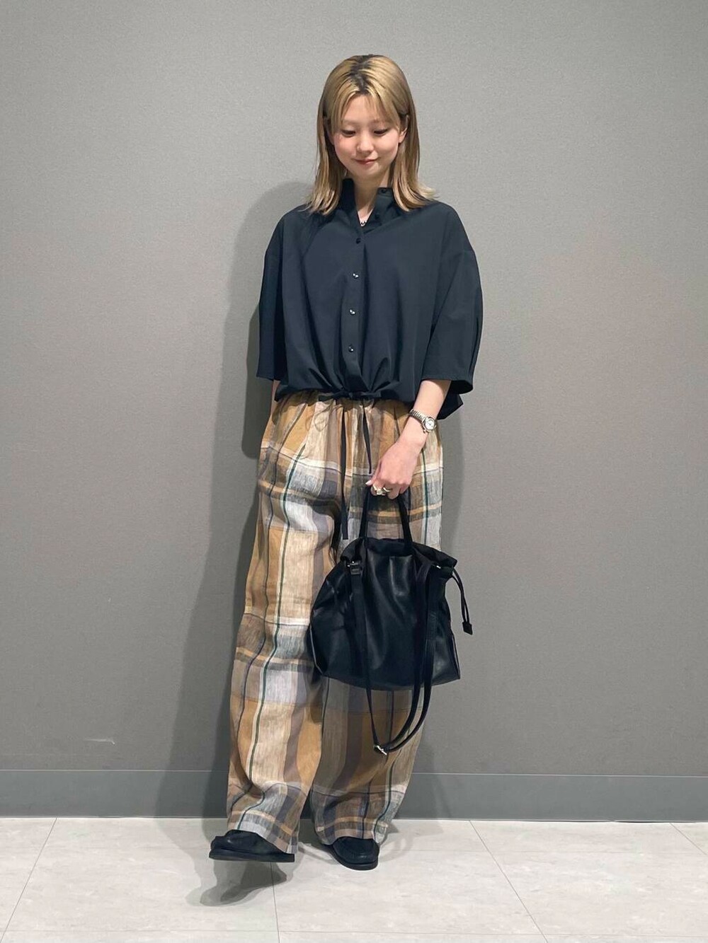 イエロー系のその他パンツ、ブラック系のショルダーバッグ、グレー系のシャツ/ブラウスを着用したレディースの春コーディネートの3枚目の写真