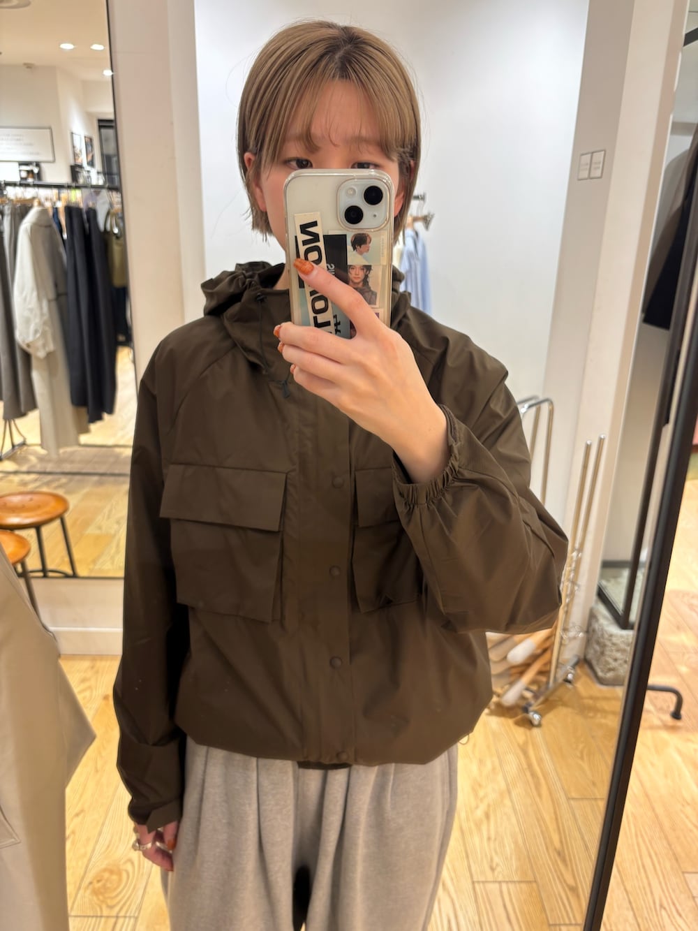 ブラウン系のテーラードジャケットを着用したレディースの冬コーディネートの5枚目の写真