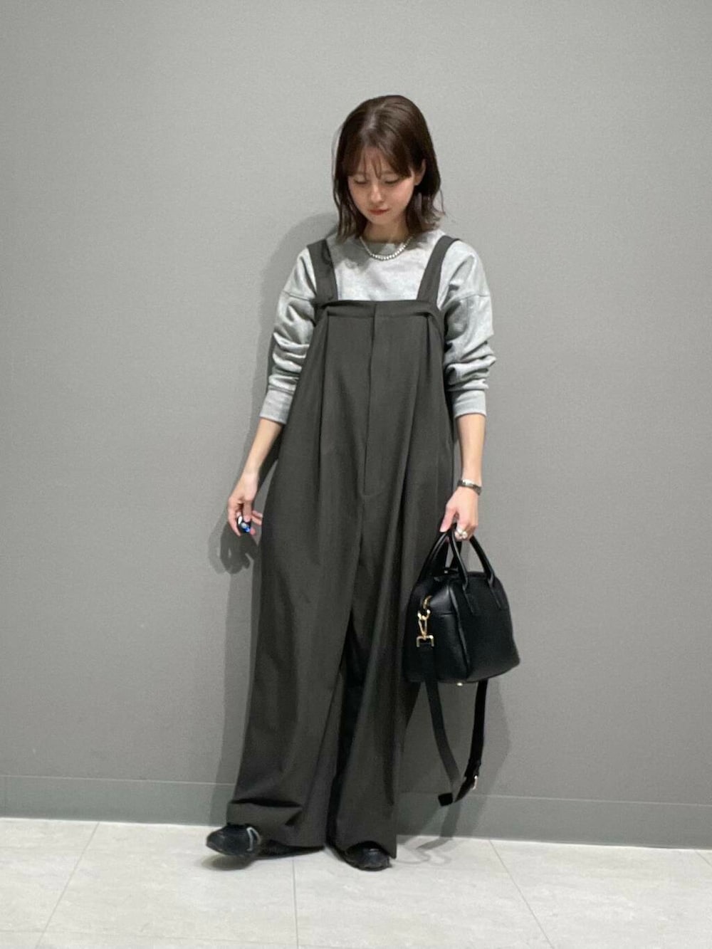 ブラック系のボストンバッグ、グレー系のサロペット/オーバーオール、グレー系のサロペット/オーバーオールを着用したレディースの冬コーディネートの5枚目の写真