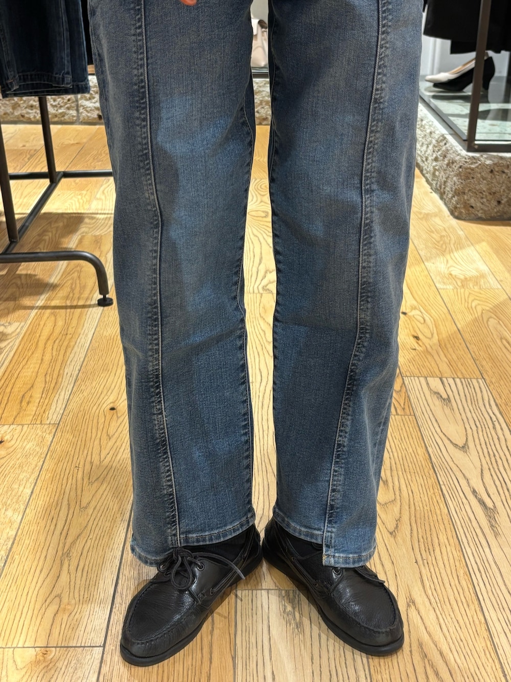 ブルー系のTシャツ/カットソー、ホワイト系のTシャツ/カットソー、ブルー系のデニムパンツを着用したレディースの冬コーディネートの5枚目の写真