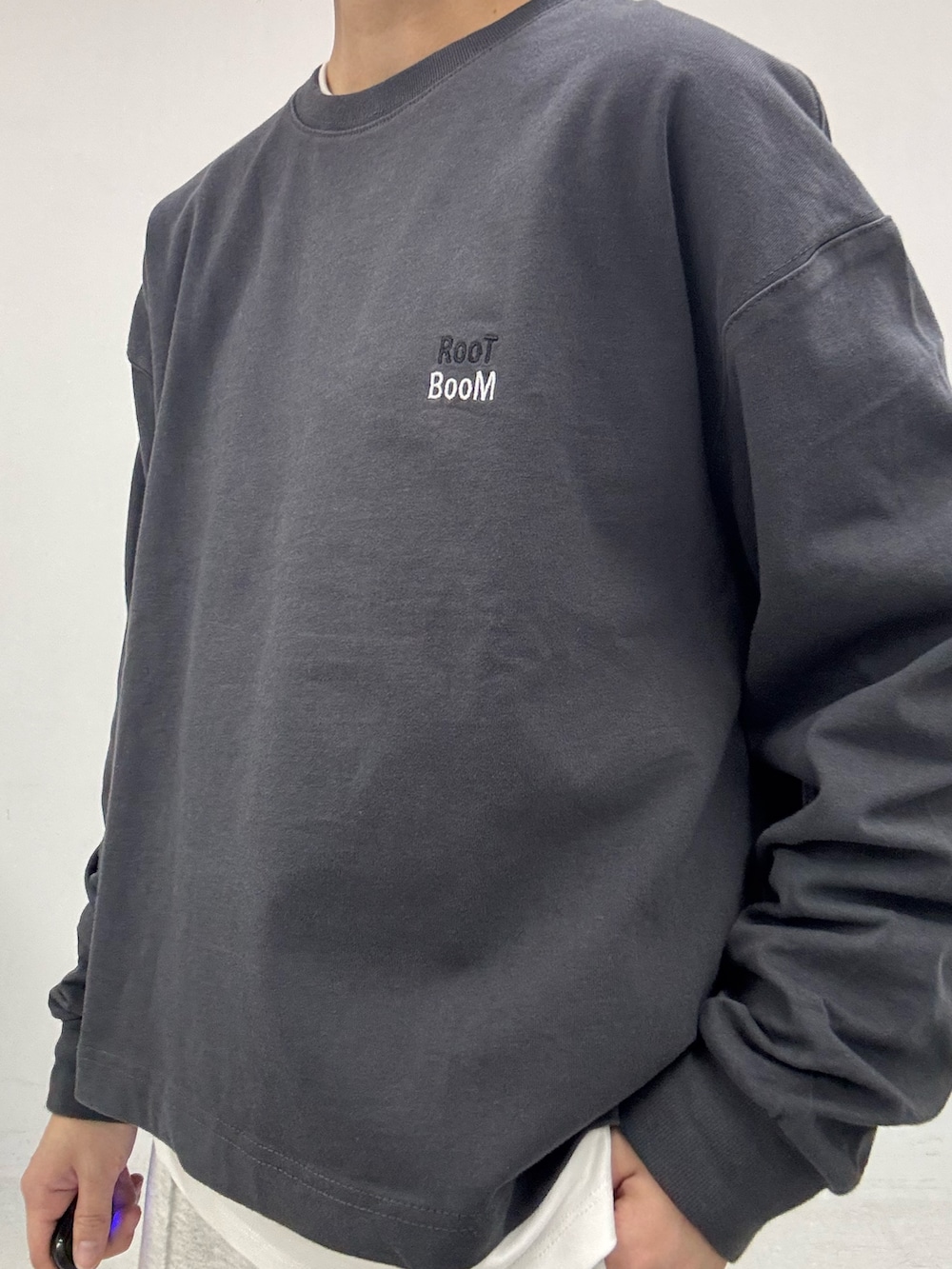 グレー系のTシャツ/カットソー、ホワイト系のその他パンツを着用したレディースの秋コーディネートの5枚目の写真